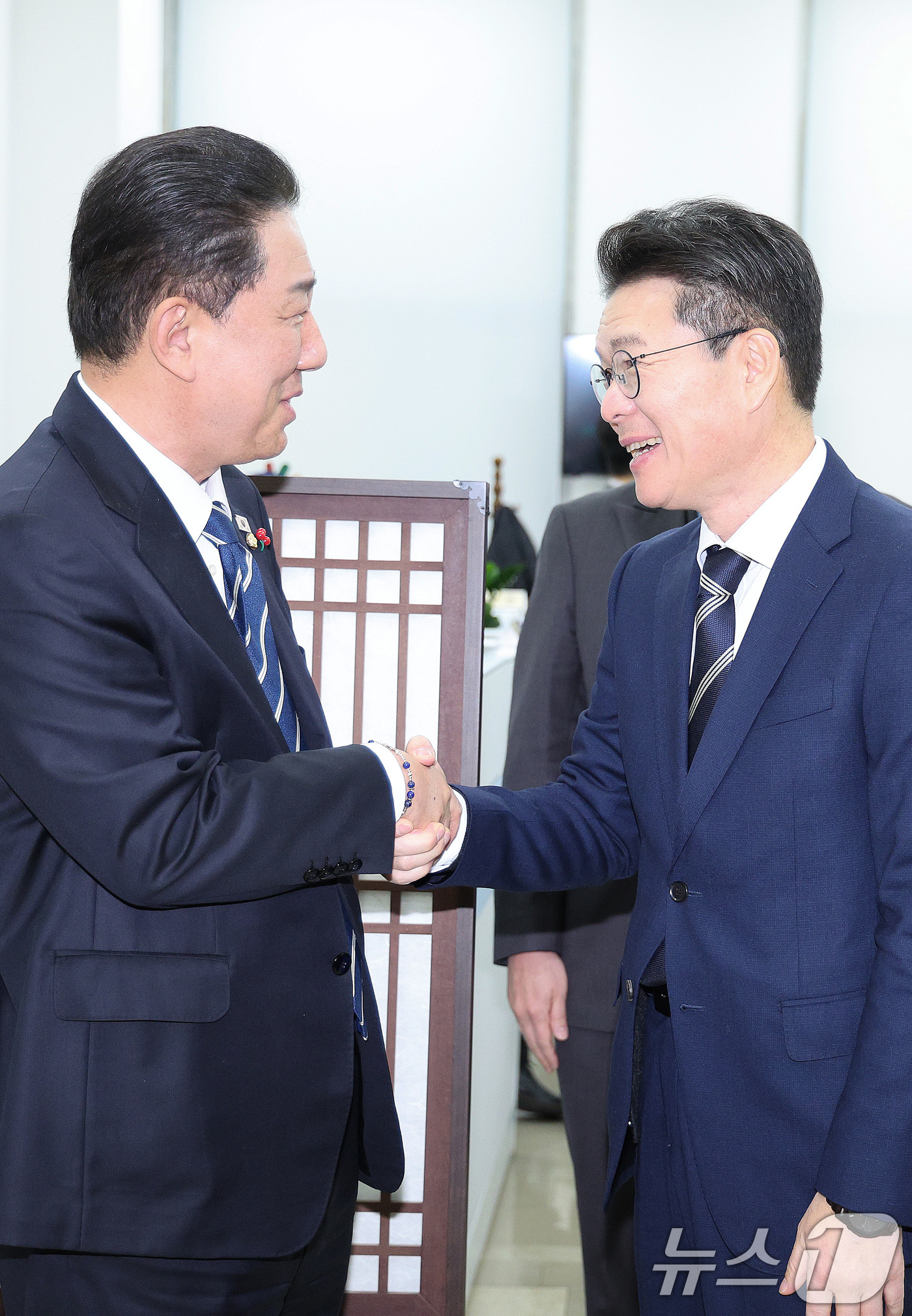 (서울=뉴스1) 신웅수 기자 = 정원오 성동구청장이 19일 서울 여의도 국회에서 김병기 더불어민주당 원내대표와 면담하고 있다. 2025.12.22/뉴스1