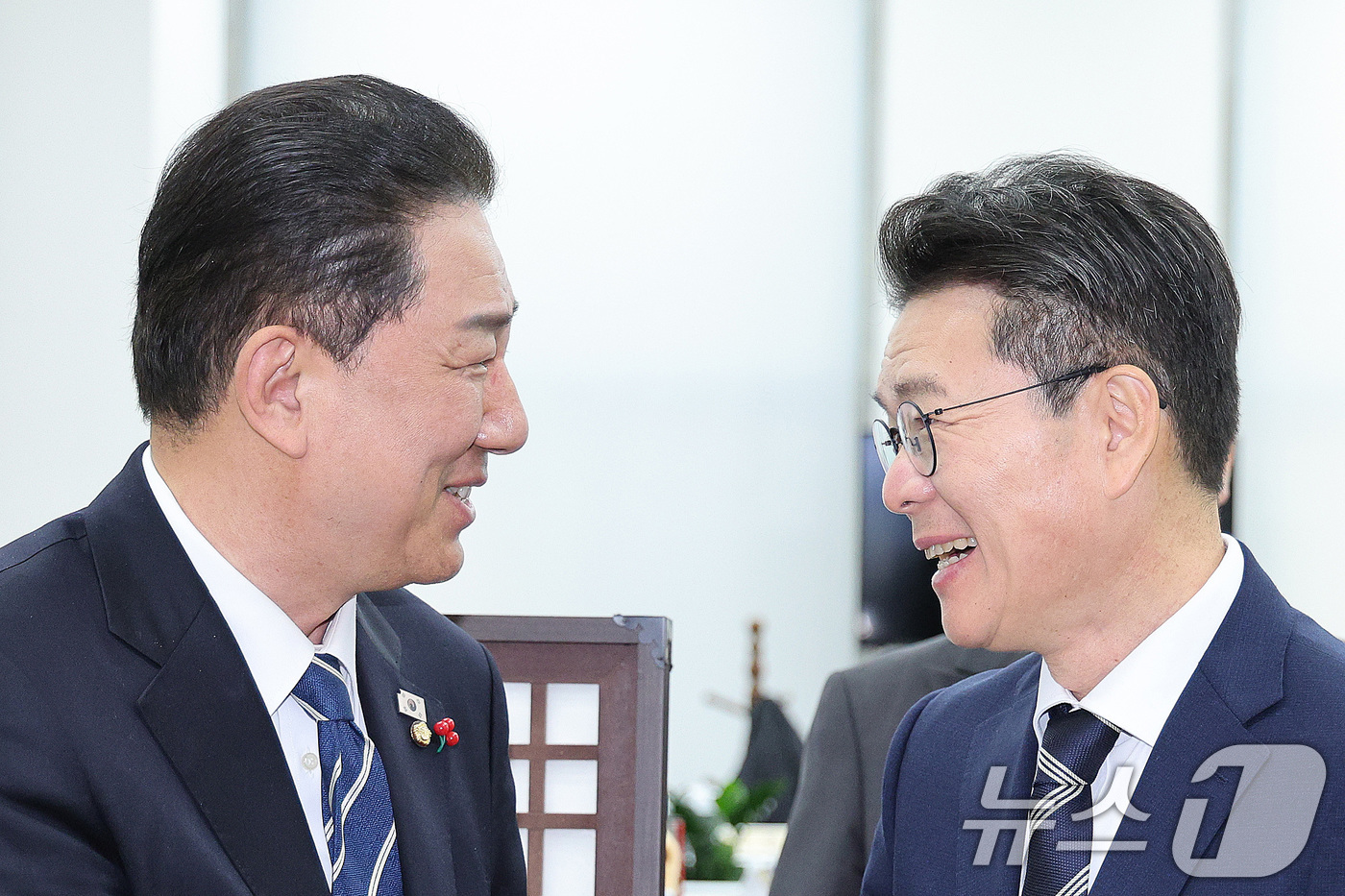 (서울=뉴스1) 신웅수 기자 = 정원오 성동구청장이 19일 서울 여의도 국회에서 김병기 더불어민주당 원내대표와 면담하고 있다. 2025.12.22/뉴스1