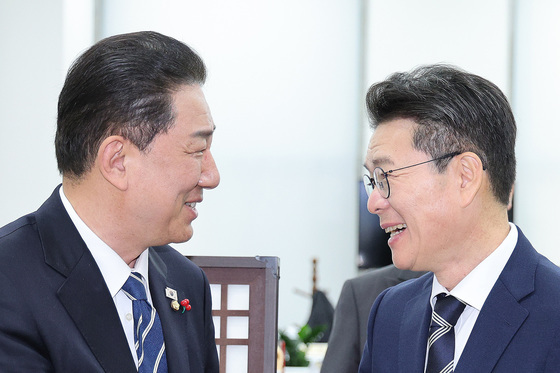 대화나누는 김병기·정원오