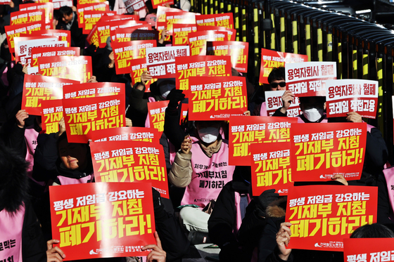 구호 외치는 비정규직 철도 노동자들