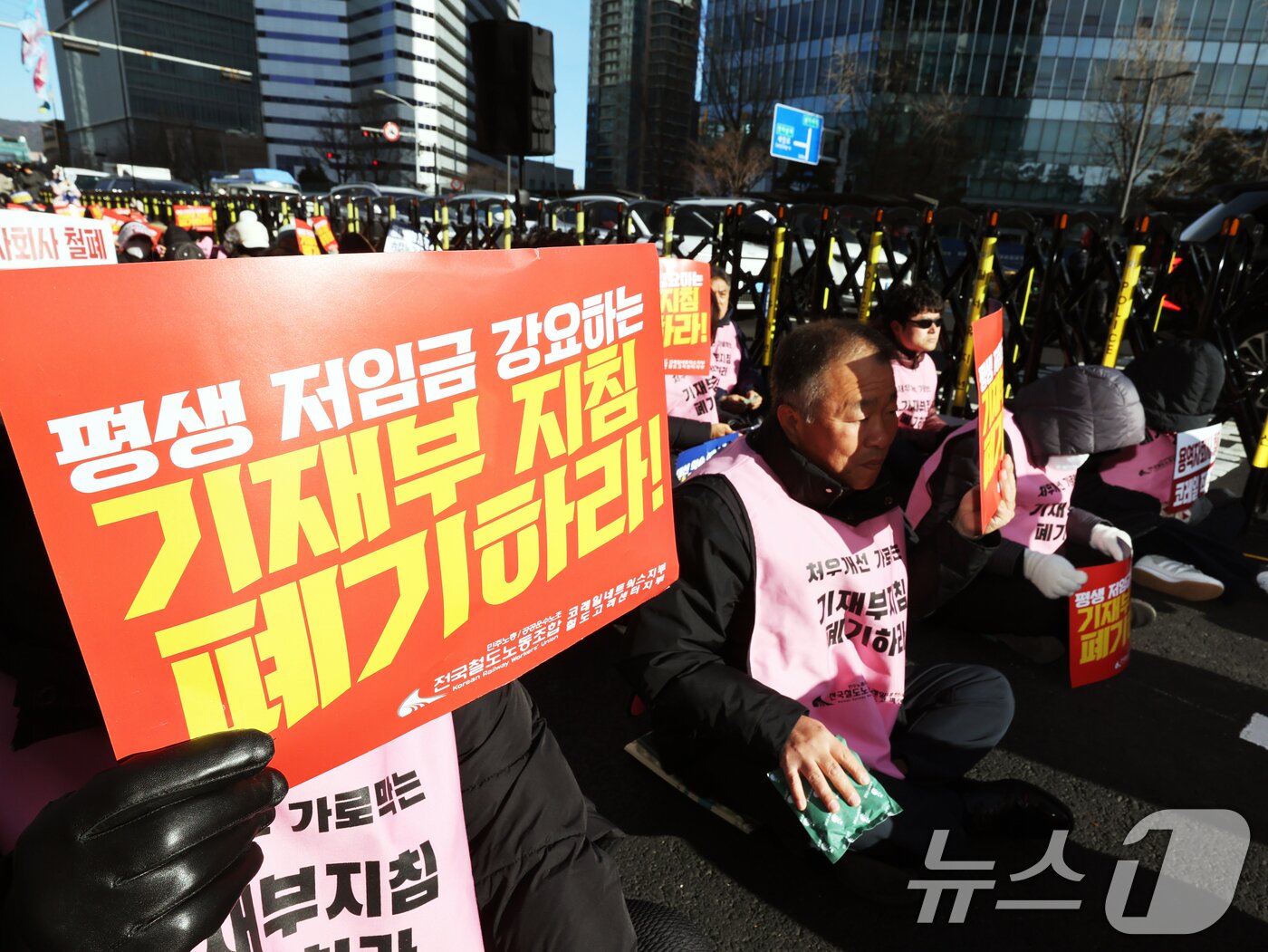 본문 이미지 - 민주노총 전국철도노조 코레일네트웍스지부, 철도고객센터지부 소속 조합원들이 22일 오후 서울 용산구 코레일네트웍스 본사 앞에서 총파업 결의대회를 진행하고 있다. 2025.12.22/뉴스1 ⓒ News1 황기선 기자