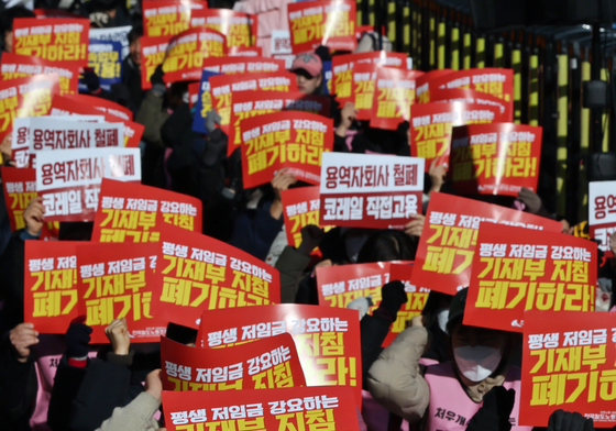 구호 외치는 비정규직 철도 노동자들