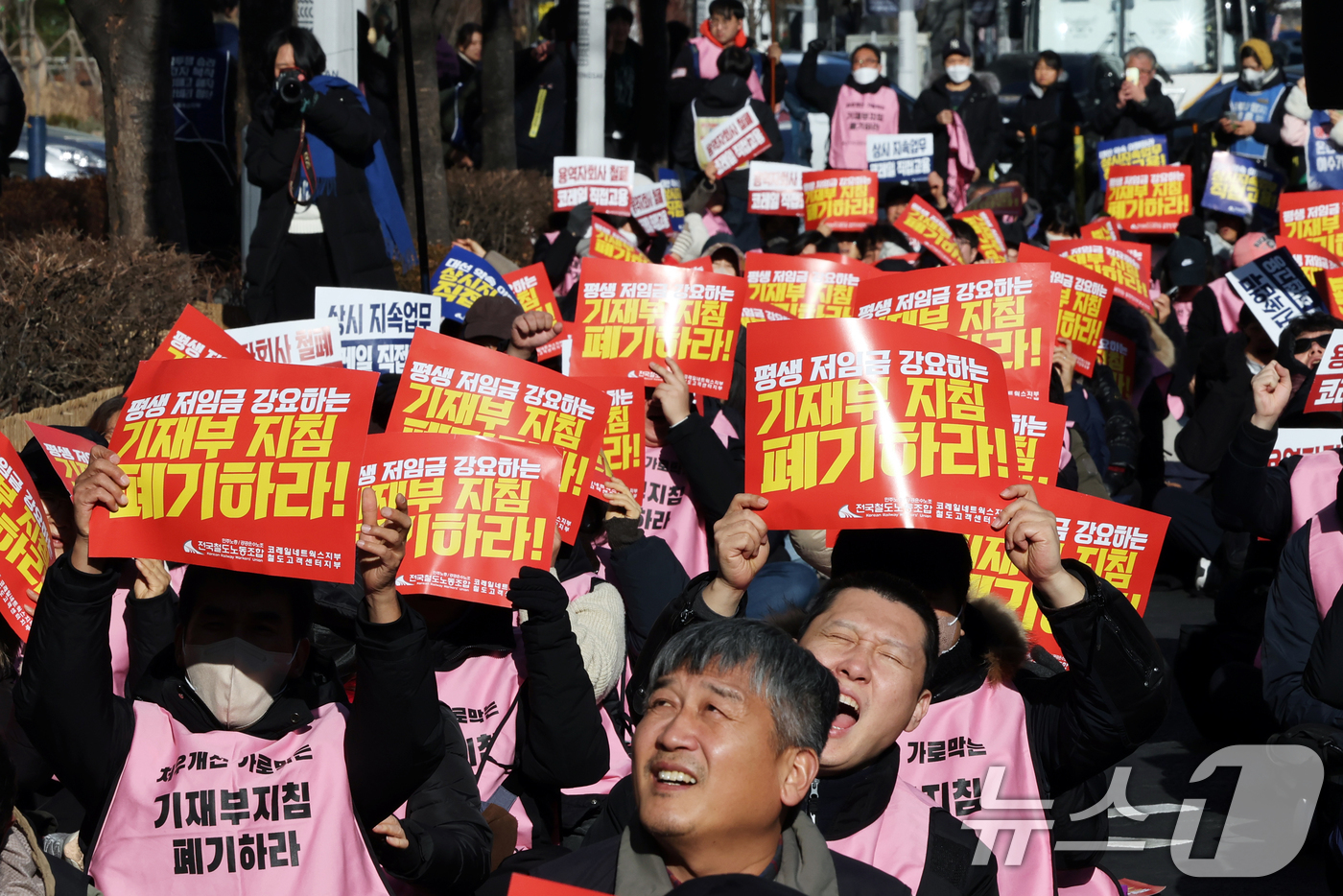 (서울=뉴스1) 황기선 기자 = 민주노총 전국철도노조 코레일네트웍스지부, 철도고객센터지부 소속 조합원들이 22일 오후 서울 용산구 코레일네트웍스 본사 앞에서 총파업 결의대회를 갖고 …