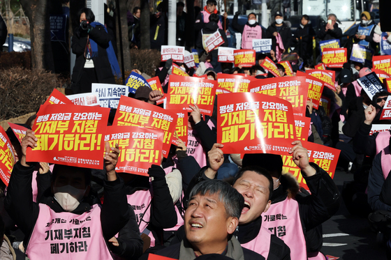 구호 외치는 비정규직 철도 노동자들