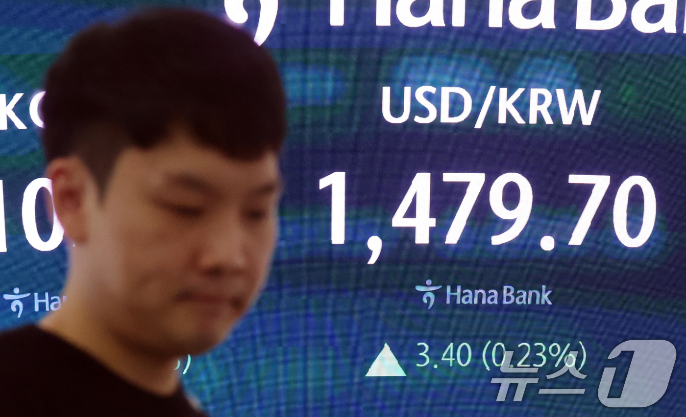 (서울=뉴스1) 김명섭 기자 = 22일 서울 중구 하나은행 딜링룸 전광판에 원달러 환율이 전거래일 대비 3.40원(0.23%) 상승한 1,479.70원을 나타내고 있다.올해 외환시 …