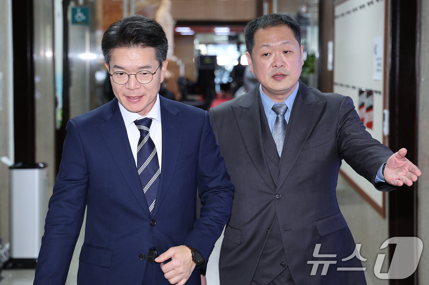 (서울=뉴스1) 신웅수 기자 = 정원오 성동구청장이 19일 서울 여의도 국회에서 김병기 더불어민주당 원내대표와 면담하기 위해 원내대표실로 이동하고 있다. 2025.12.22/뉴스1 …