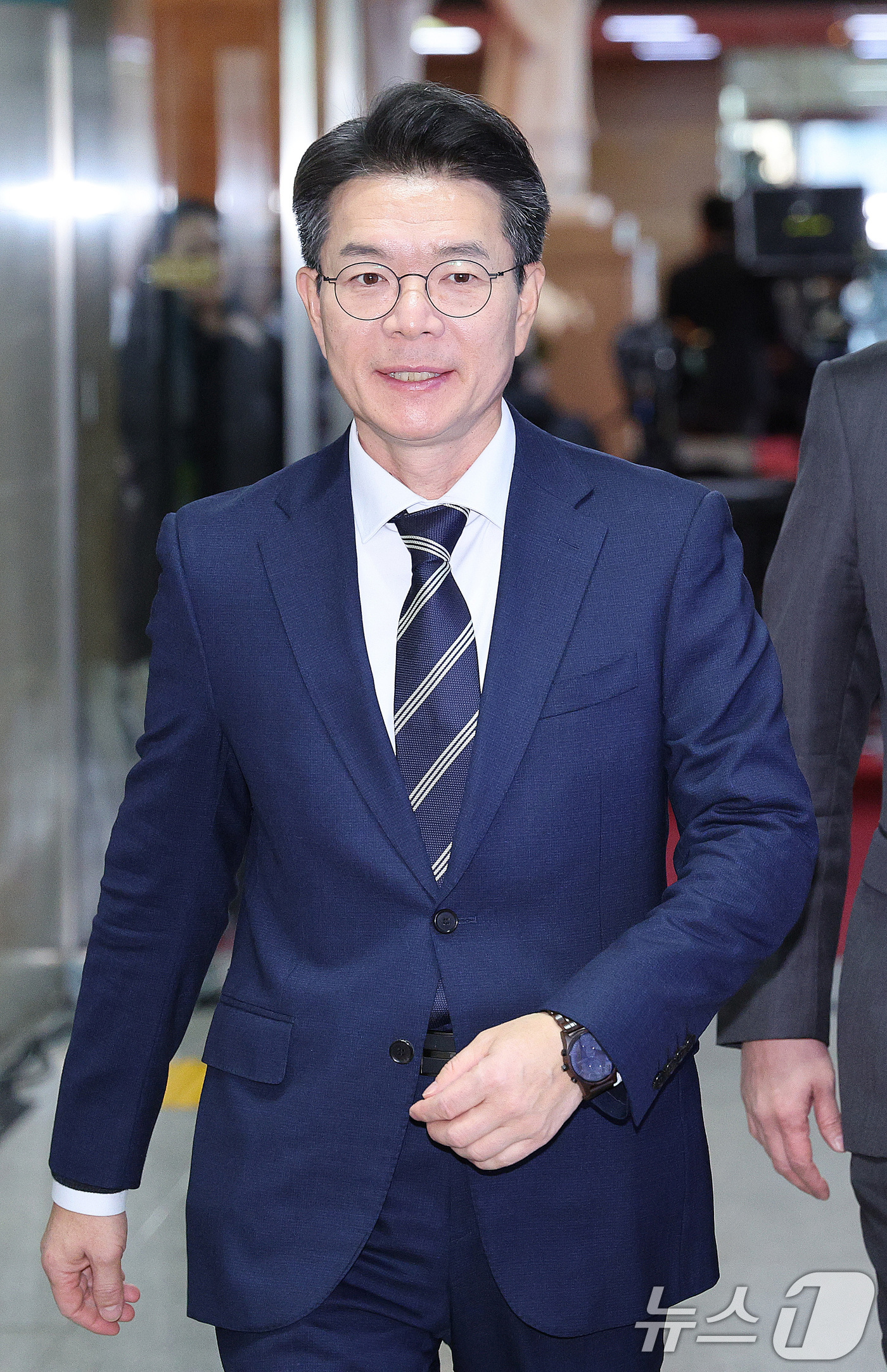 (서울=뉴스1) 신웅수 기자 = 정원오 성동구청장이 19일 서울 여의도 국회에서 김병기 더불어민주당 원내대표와 면담하기 위해 원내대표실로 이동하고 있다. 2025.12.22/뉴스1 …