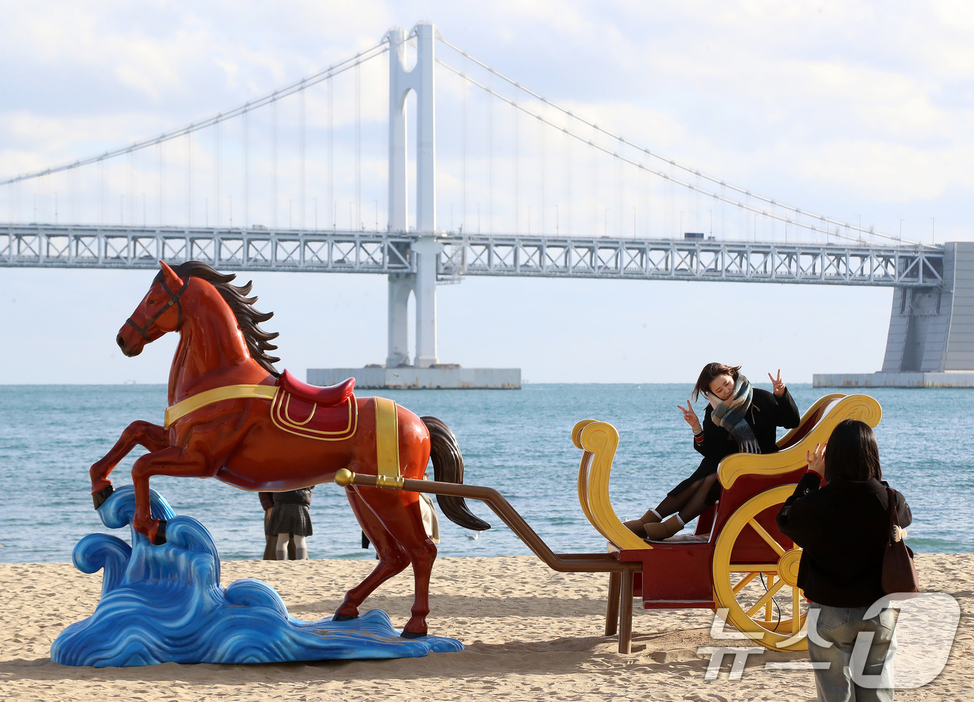 (부산=뉴스1) 윤일지 기자 = 22일 오후 부산 수영구 광안리해수욕장을 찾은 관광객들이 2026년 병오년(丙午年) 붉은 말의 해를 맞아 설치된 새해 말 조형물에서 기념사진을 찍고 …