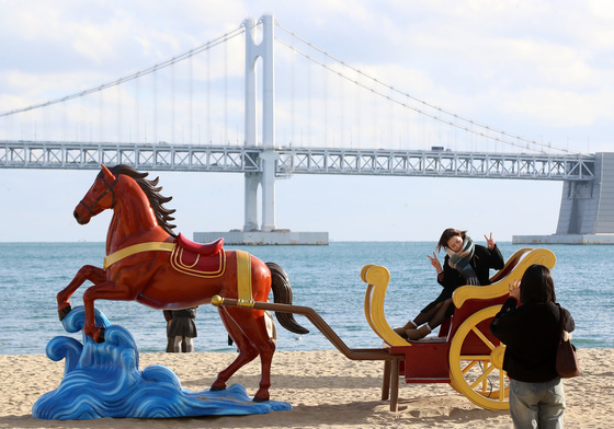 광안대교와 병오년 붉은 말 조형물