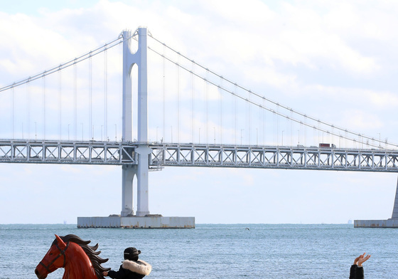 부산 광안리해수욕장에 설치된 병오년 붉은 말 조형물