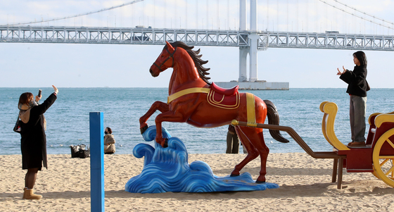 관광객 눈길 끄는 붉은 말 조형물