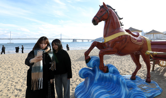 눈길 끄는 '붉은 말' 조형물