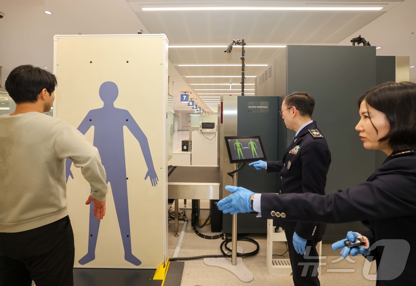 (서울=뉴스1) = 이명구 관세청장(가운데)이 22일 오전 인천국제공항 제1여객터미널에서 마약 단속 현장 참여 및 캠페인으로 첨단 신변검색장비인 밀리미터파 등을 활용해 직접 여행자 …
