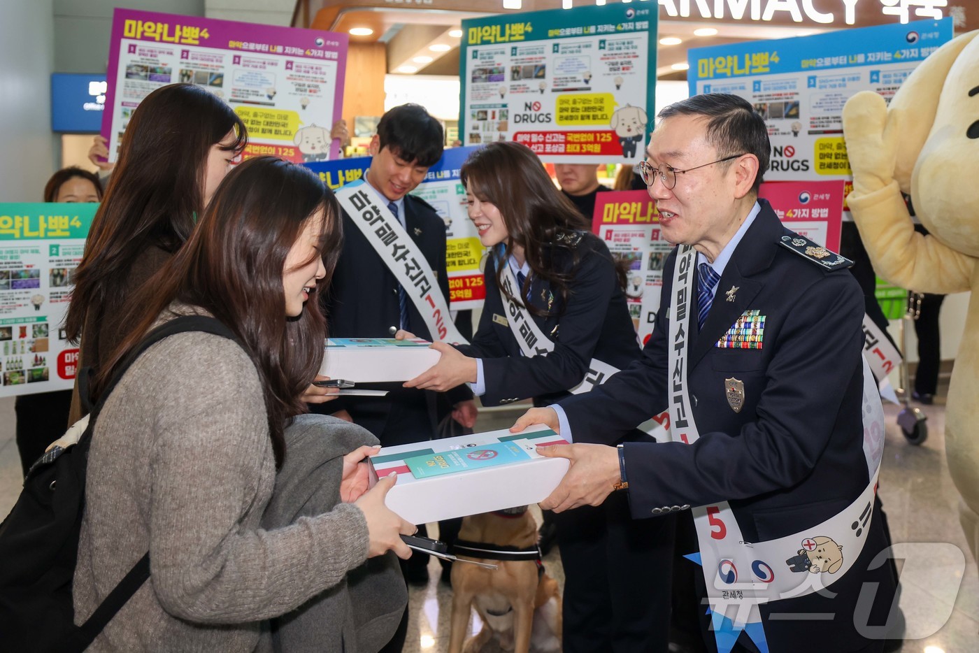 (서울=뉴스1) = 이명구 관세청장(오른쪽 첫 번째)과 김승혜 관세청 마약근절 홍보대사가 22일 오전 인천국제공항에서 마약밀수 근절을 위한 '마약 나뽀4(마약으로부터 나를 지키는 …