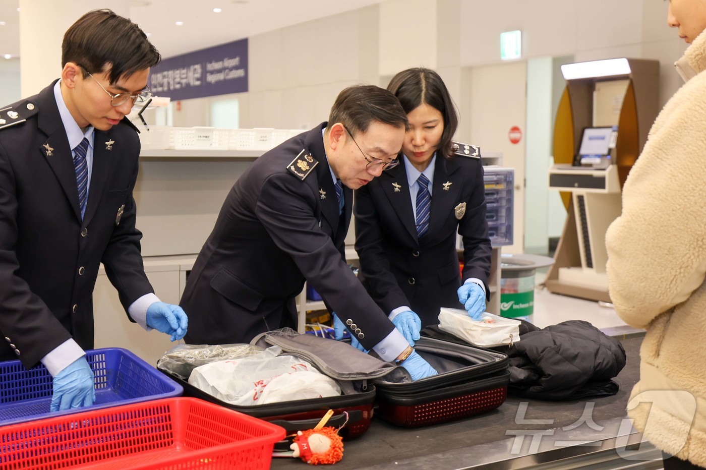 (서울=뉴스1) = 이명구 관세청장(가운데)이 22일 오전 인천국제공항 제1여객터미널에서 마약 단속 현장 참여 및 캠페인으로 직접 여행자 휴대품을 검사하고 있다. (관세청 제공. …