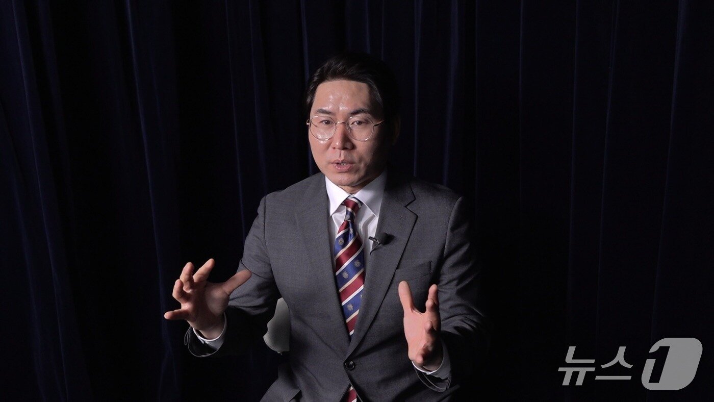 본문 이미지 - 두진호 한국국가전략연구원 유라시아센터장이 기자 질문에 답하고 있다. 2025.12.18./뉴스1