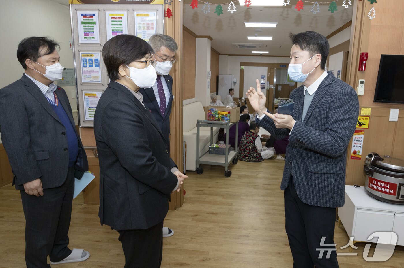 본문 이미지 - 환자의 낙상을 막기 위해 경도요양병원은 '온돌 병동'도 만들었다. 온돌 병동을 소개 중인 이윤환 인덕의료재단 이사장.(보건복지부 제공)