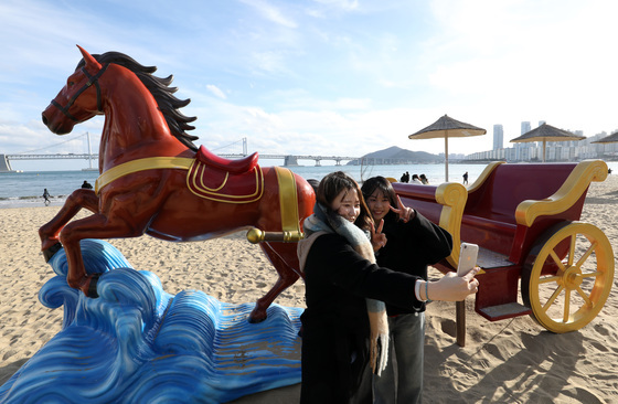부산 광안리해수욕장에 설치된 병오년 붉은 말 조형물