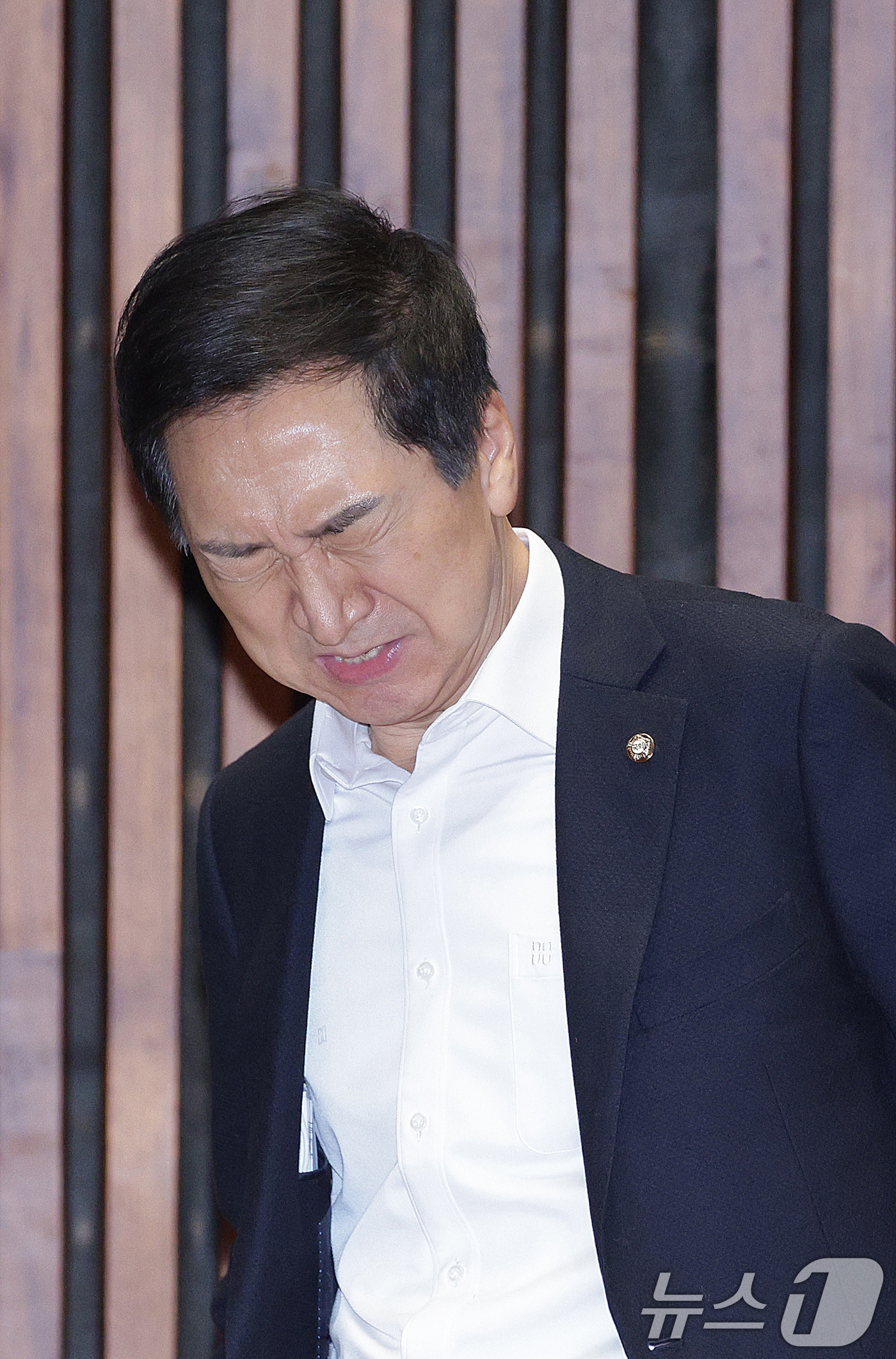 (서울=뉴스1) 신웅수 기자 = 김기현 국민의힘 의원이 22일 서울 여의도 국회에서 열린 의원총회에 참석하고 있다.김건희 특검팀은 이날 김건희씨에게 로저비비에 가방을 건넨 혐의를 …