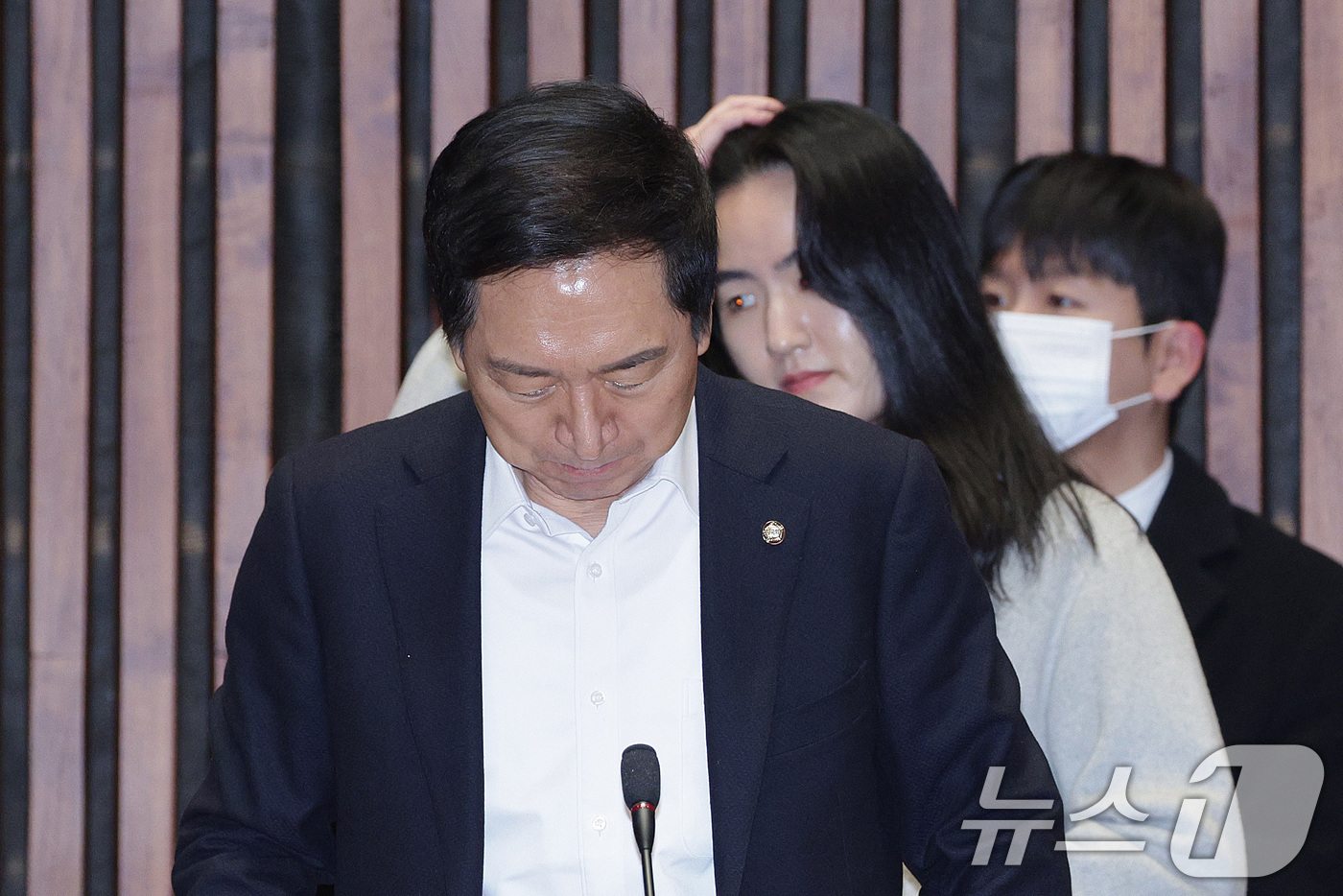 (서울=뉴스1) 신웅수 기자 = 김기현 국민의힘 의원이 22일 서울 여의도 국회에서 열린 의원총회에 참석하고 있다.김건희 특검팀은 이날 김건희씨에게 로저비비에 가방을 건넨 혐의를 …