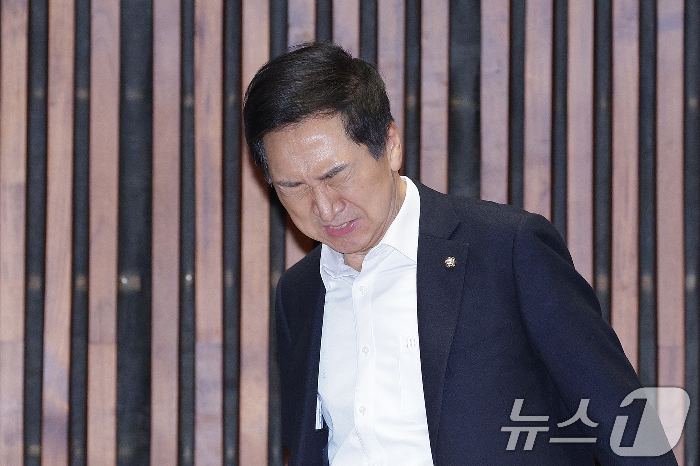 (서울=뉴스1) 신웅수 기자 = 김기현 국민의힘 의원이 22일 서울 여의도 국회에서 열린 의원총회에 참석하고 있다.김건희 특검팀은 이날 김건희씨에게 로저비비에 가방을 건넨 혐의를 …