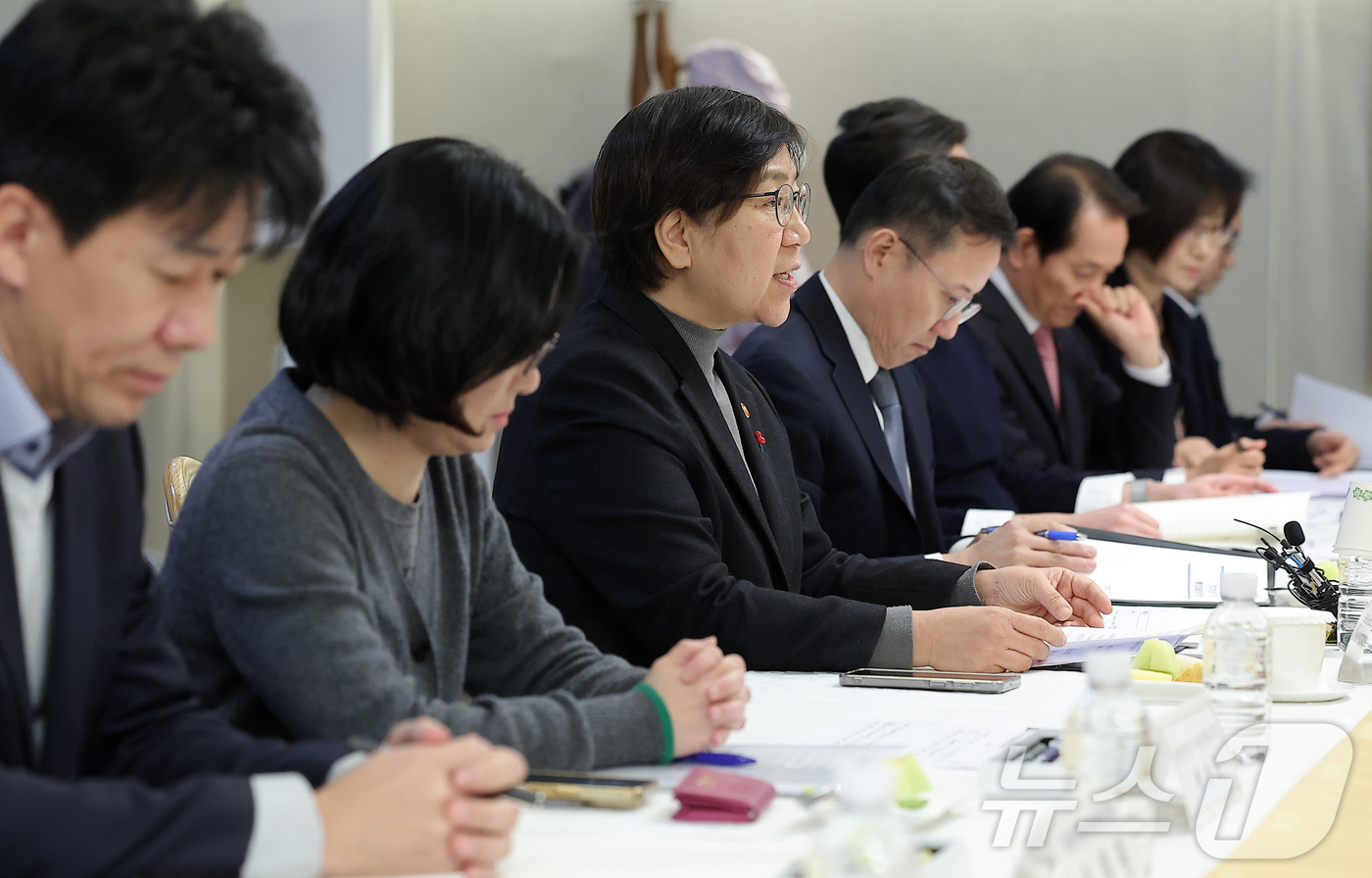 (서울=뉴스1) 김성진 기자 = 정은경 보건복지부 장관이 22일 서울 종로구 정부서울청사에서 열린 제2차 통합돌봄정책위원회 회의에서 모두발언을 하고 있다. 2025.12.22/뉴스 …