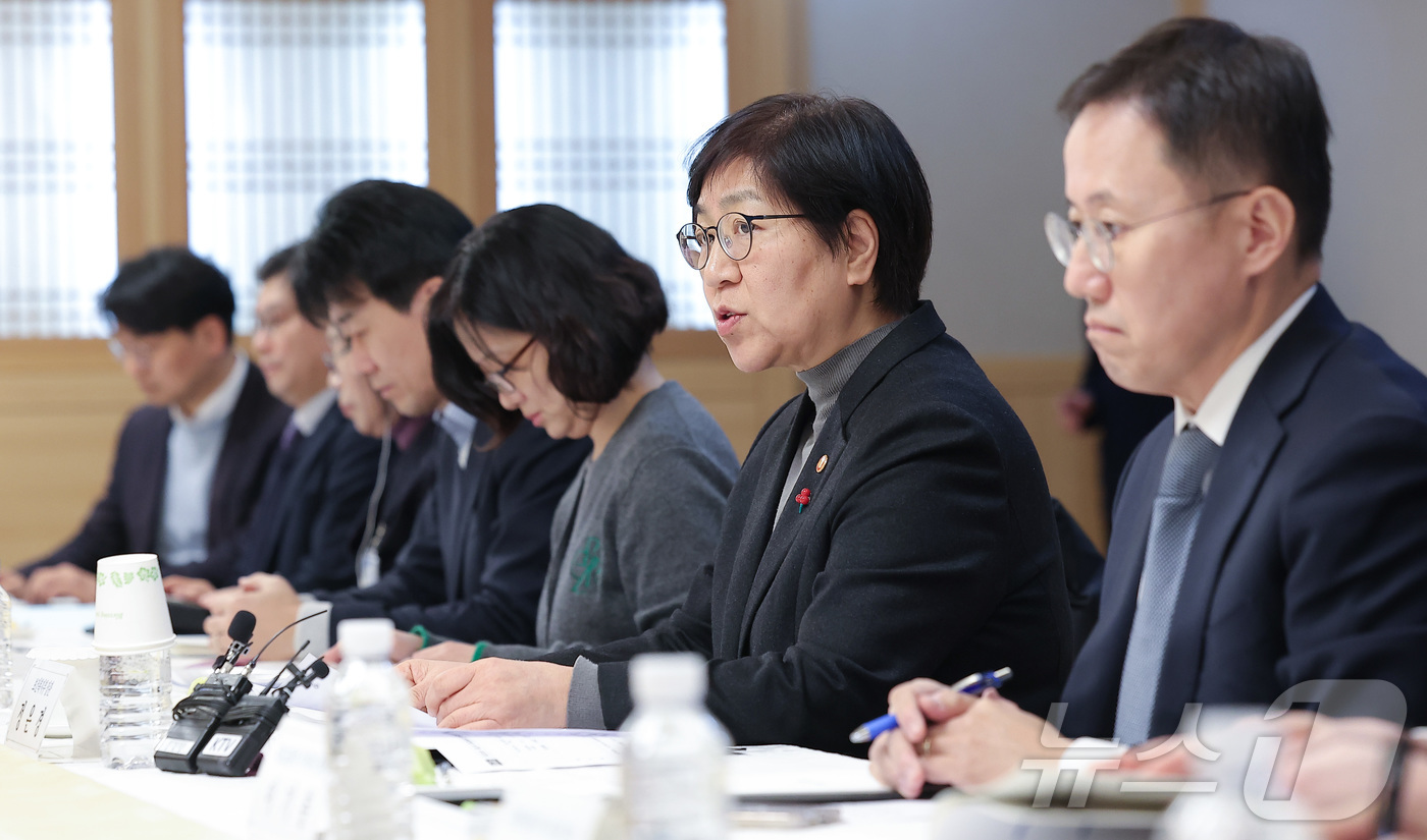 (서울=뉴스1) 김성진 기자 = 정은경 보건복지부 장관이 22일 서울 종로구 정부서울청사에서 열린 제2차 통합돌봄정책위원회 회의에서 모두발언을 하고 있다. 2025.12.22/뉴스 …