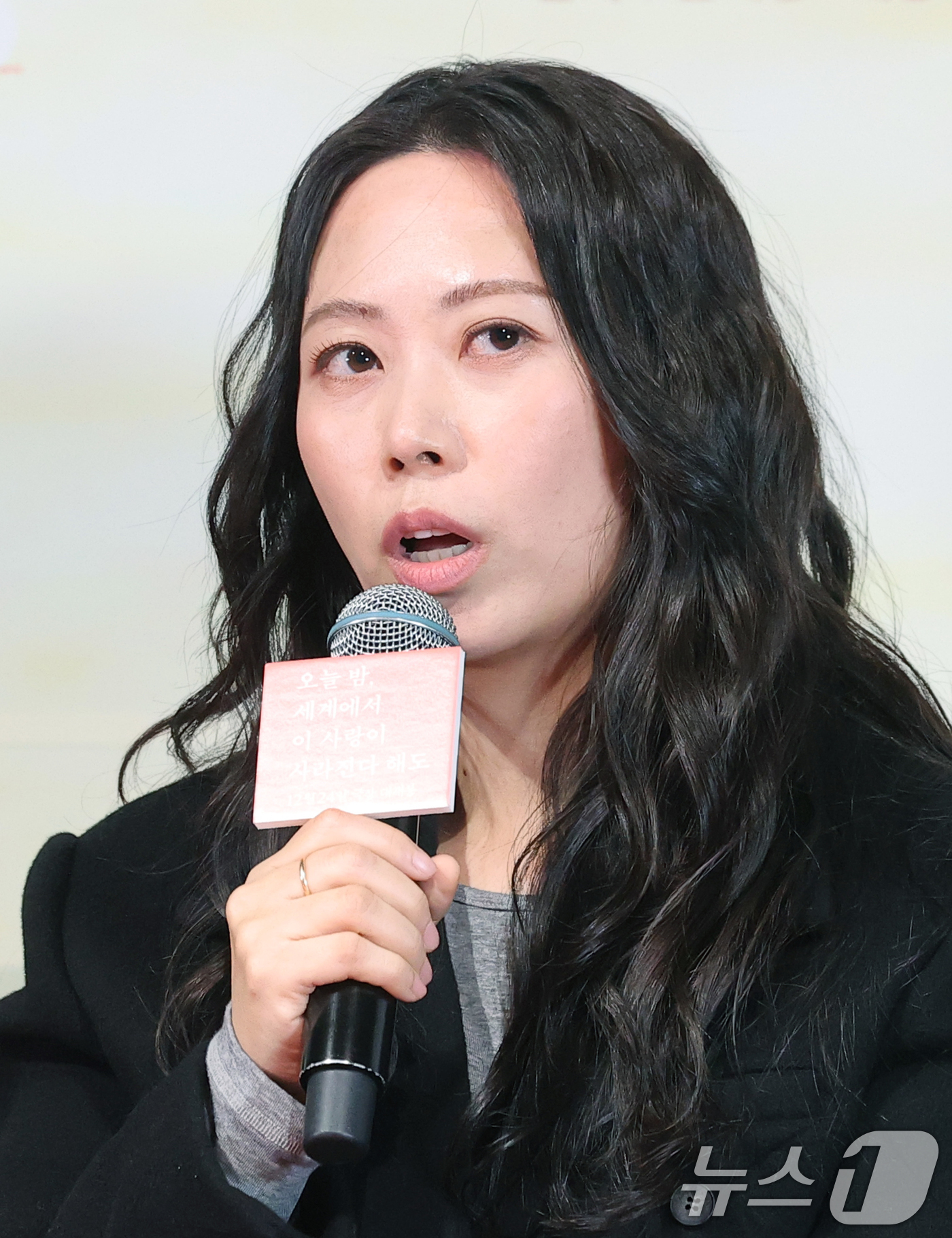 (서울=뉴스1) 권현진 기자 = 김혜영 감독이 22일 서울 용산구 용산CGV 아이파크몰점에서 열린 영화 '오늘 밤, 세계에서 이 사랑이 사라진다 해도' 언론시사회에 참석해 취재진 …