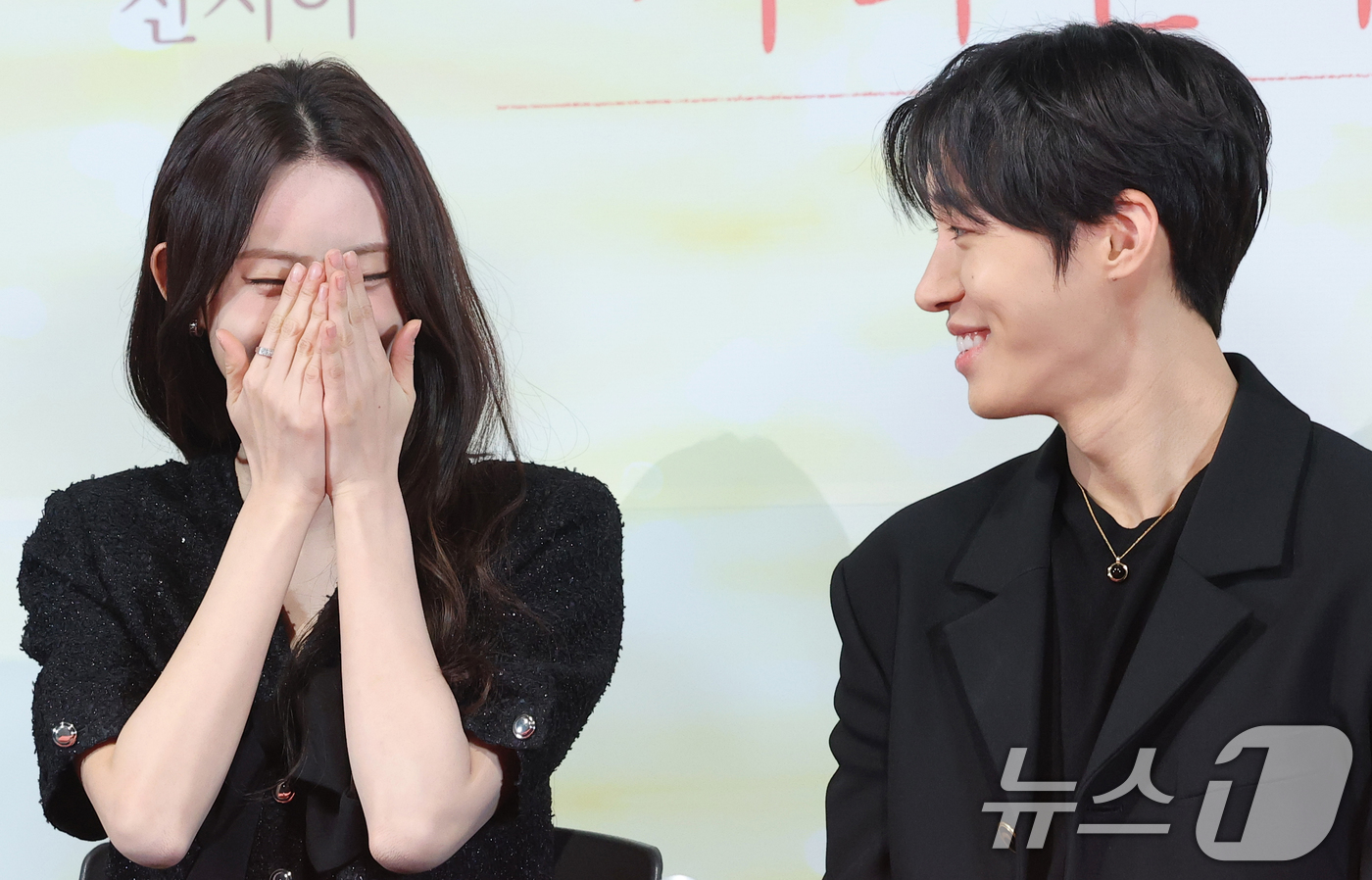 (서울=뉴스1) 권현진 기자 = 배우 신시아와 추영우(오른쪽)가 22일 서울 용산구 용산CGV 아이파크몰점에서 열린 영화 '오늘 밤, 세계에서 이 사랑이 사라진다 해도'(감독 김혜 …