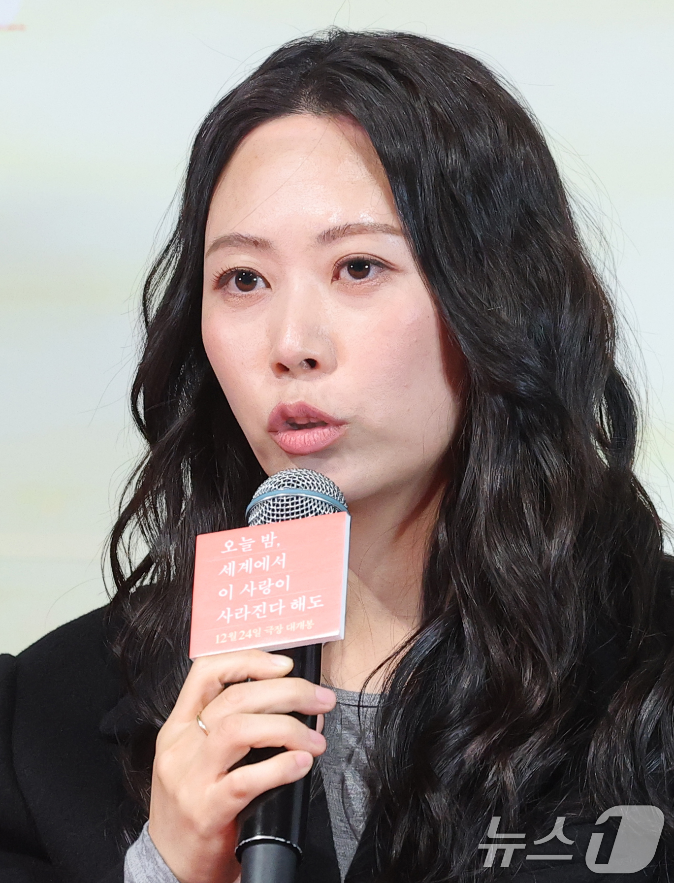 (서울=뉴스1) 권현진 기자 = 김혜영 감독이 22일 서울 용산구 용산CGV 아이파크몰점에서 열린 영화 '오늘 밤, 세계에서 이 사랑이 사라진다 해도' 언론시사회에 참석해 취재진 …