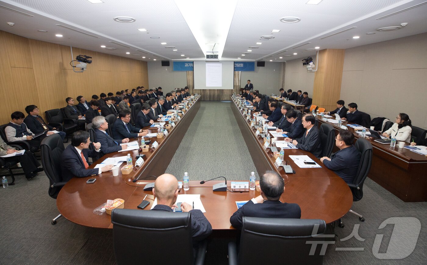 본문 이미지 - 사진은 국가과학기술연구회에서 열린 '출연연 기관장 간담회' (과학기술정보통신부 제공) 