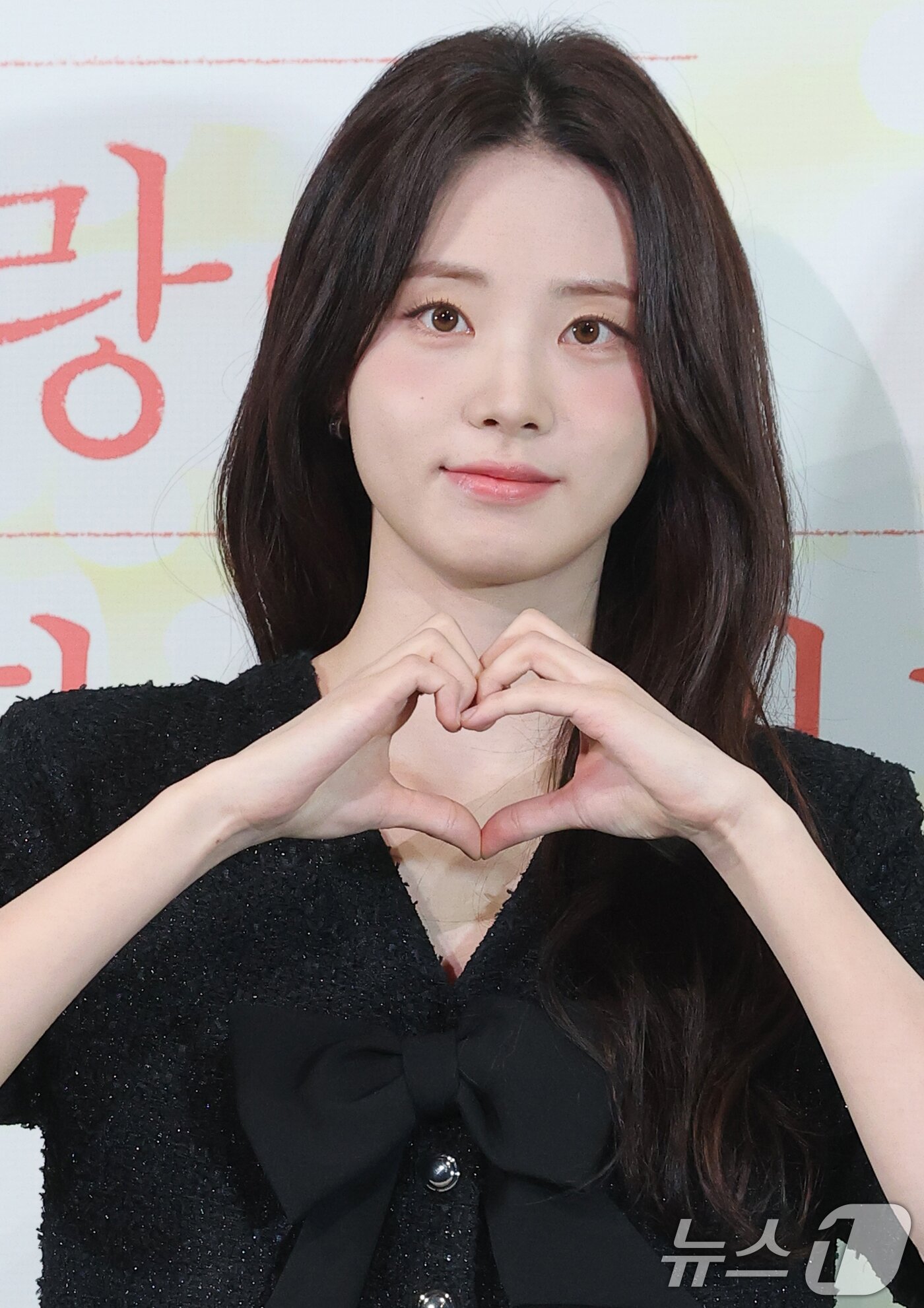 본문 이미지 - 배우 신시아가 22일 서울 용산구 용산CGV 아이파크몰점에서 열린 영화 '오늘 밤, 세계에서 이 사랑이 사라진다 해도'(감독 김혜영) 언론시사회에 참석해 포즈를 취하고 있다. '오늘 밤, 세계에서 이 사랑이 사라진다 해도'(오세이사)는 매일 하루의 기억을 잃는 서윤(신시아 분)과 매일 그녀의 기억을 채워주는 재원(추영우 분)이 서로를 지키며 기억해 가는 청춘 멜로다. 2025.12.22/뉴스1 ⓒ News1 권현진 기자