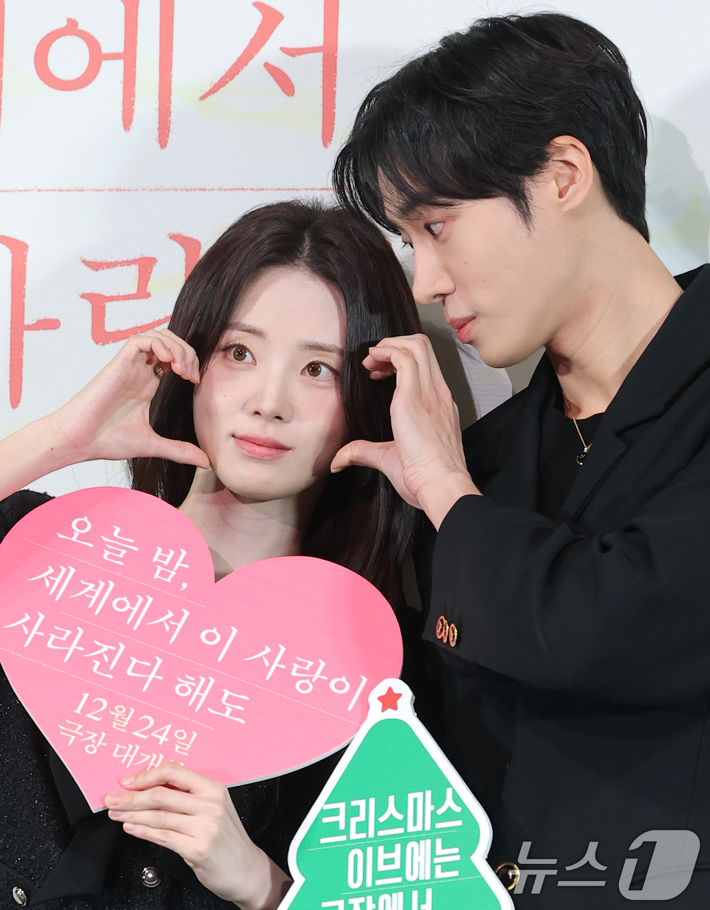 (서울=뉴스1) 권현진 기자 = 배우 추영우와 신시아(왼쪽)가 22일 서울 용산구 용산CGV 아이파크몰점에서 열린 영화 '오늘 밤, 세계에서 이 사랑이 사라진다 해도'(감독 김혜영 …