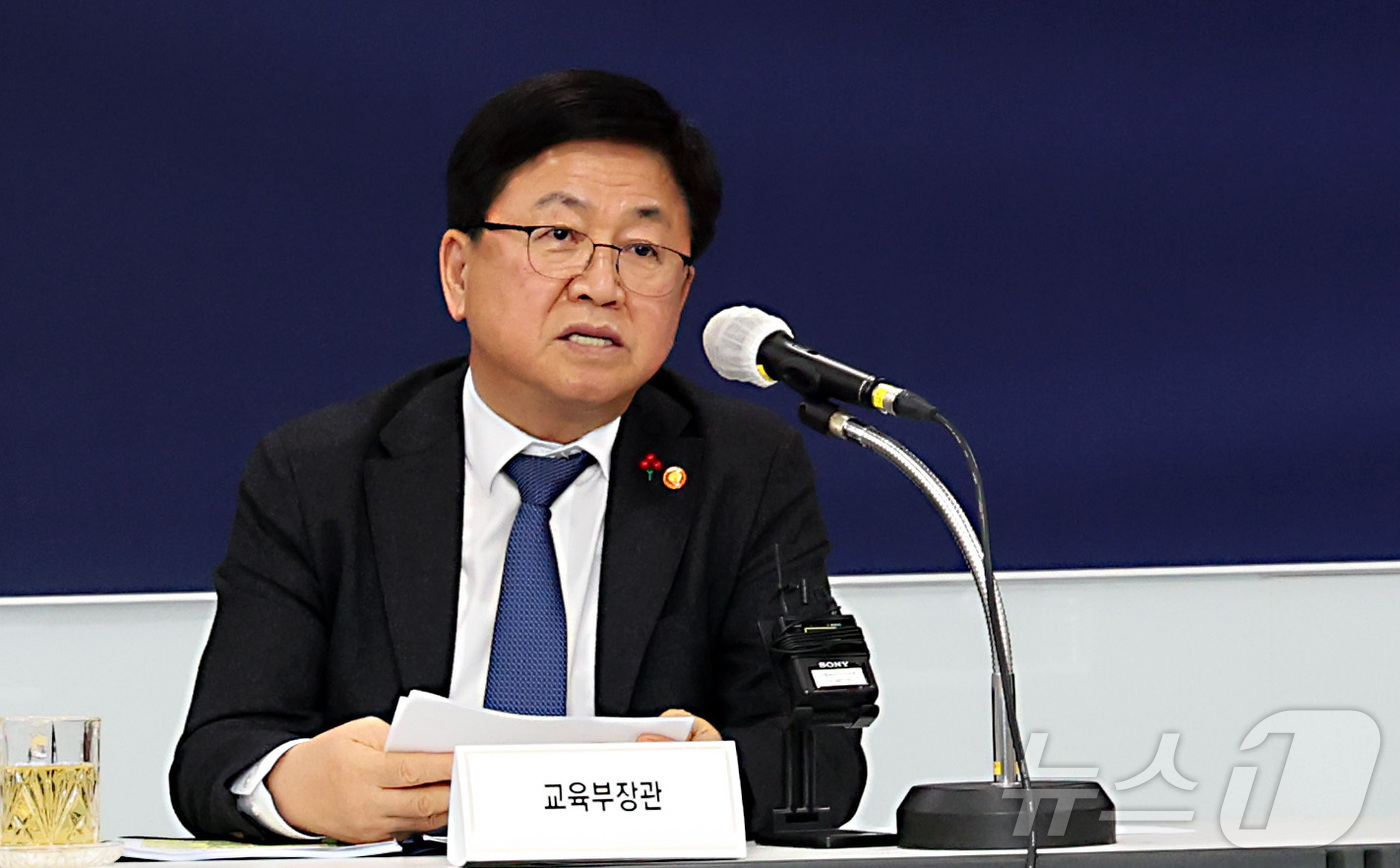 (세종=뉴스1) 김기남 기자 = 최교진 교육부 장관이 지난 22일 세종시 정부세종청사에서 취임 100일을 맞아 열린 출입기자단 간담회에 참석하여 주요 정책을 설명하고 있다. 202 …