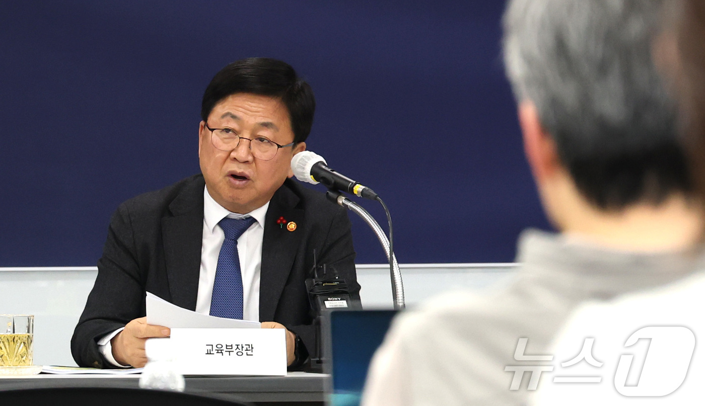 (세종=뉴스1) 김기남 기자 = 최교진 교육부 장관이 지난 22일 세종시 정부세종청사에서 취임 100일을 맞아 열린 출입기자단 간담회에 참석하여 주요 정책을 설명하고 있다. 202 …