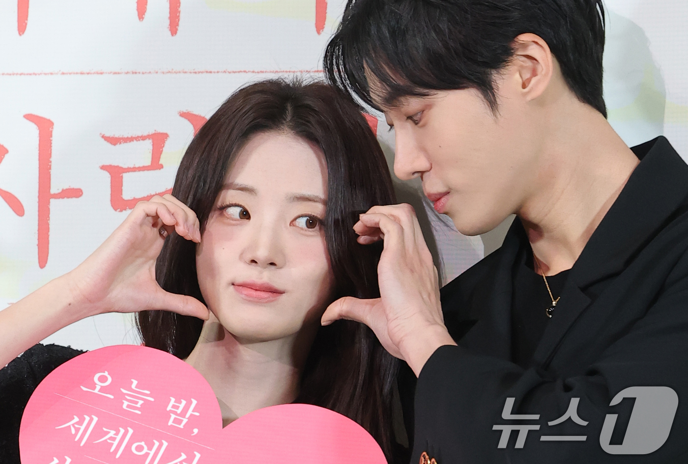 (서울=뉴스1) 권현진 기자 = 배우 신시아(왼쪽)와 추영우가 22일 서울 용산구 용산CGV 아이파크몰점에서 열린 영화 '오늘 밤, 세계에서 이 사랑이 사라진다 해도' 언론시사회에 …