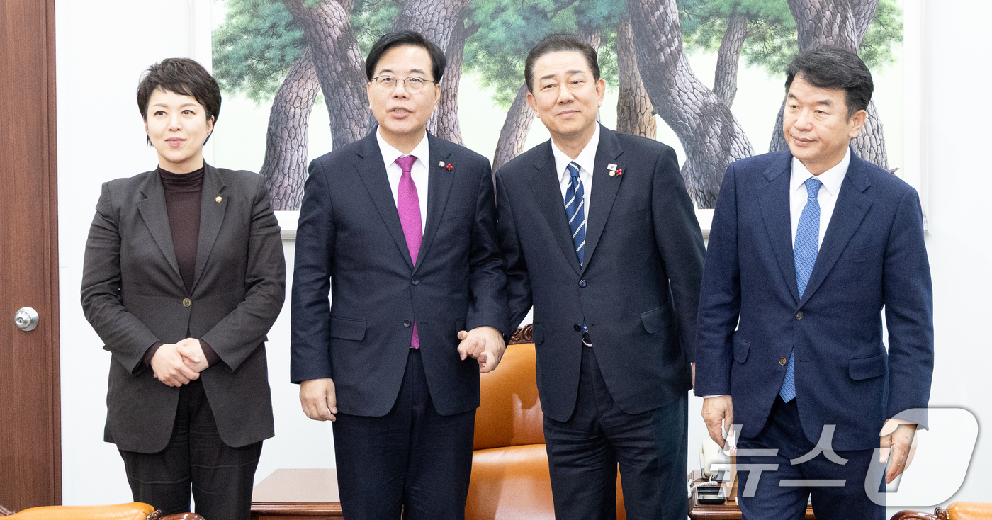 (서울=뉴스1) 이승배 기자 = 김병기 더불어민주당 원내대표와 송언석 국민의힘 원내대표가 22일 서울 여의도 국회 운영위원장실에서 회동하고 있다.여야 원내대표는 통일교 특검 의제를 …