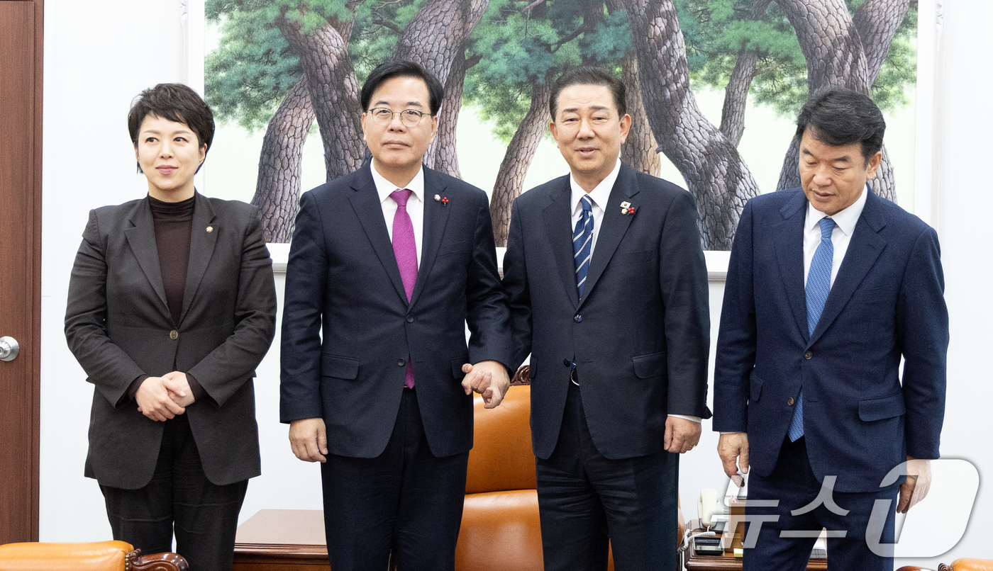 (서울=뉴스1) 이승배 기자 = 김병기 더불어민주당 원내대표와 송언석 국민의힘 원내대표가 22일 서울 여의도 국회 운영위원장실에서 회동하고 있다.여야 원내대표는 통일교 특검 의제를 …