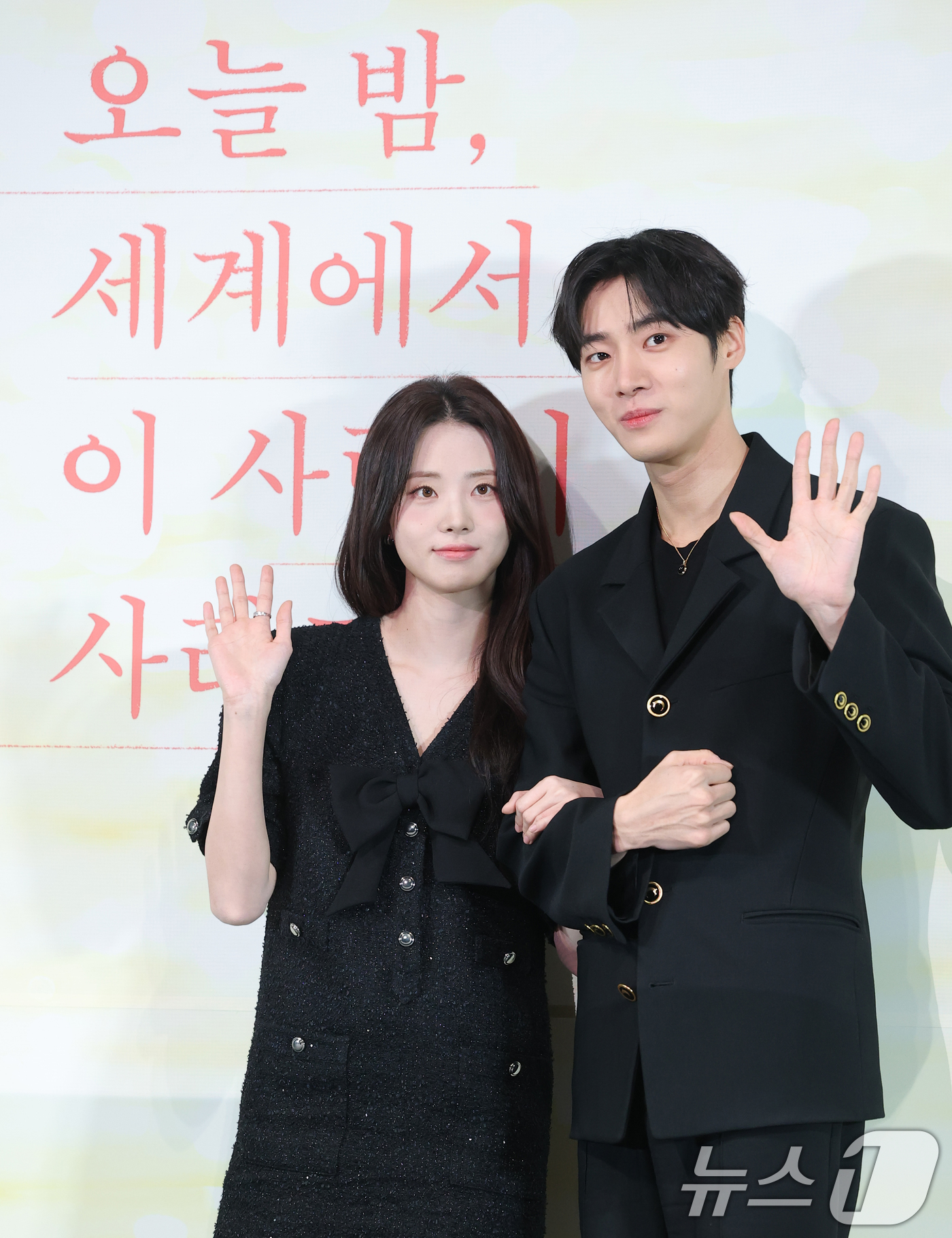 (서울=뉴스1) 권현진 기자 = 배우 신시아(왼쪽)와 추영우가 22일 서울 용산구 용산CGV 아이파크몰점에서 열린 영화 '오늘 밤, 세계에서 이 사랑이 사라진다 해도' 언론시사회에 …