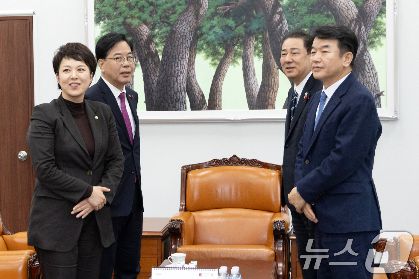 (서울=뉴스1) 이승배 기자 = 김병기 더불어민주당 원내대표와 송언석 국민의힘 원내대표가 22일 서울 여의도 국회 운영위원장실에서 회동하고 있다.여야 원내대표는 통일교 특검 의제를 …