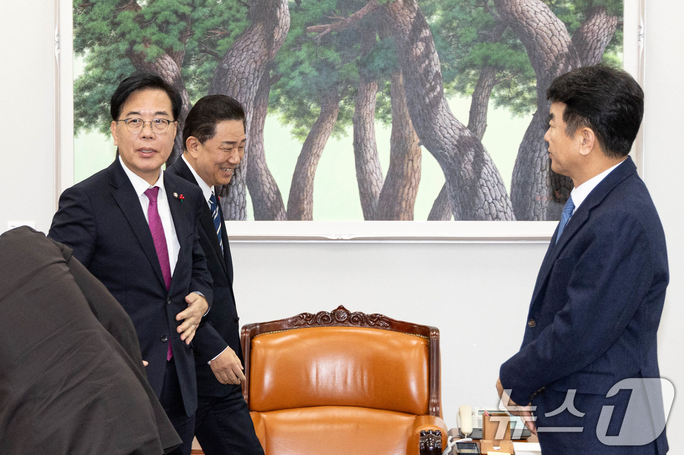 (서울=뉴스1) 이승배 기자 = 김병기 더불어민주당 원내대표와 송언석 국민의힘 원내대표가 22일 서울 여의도 국회 운영위원장실에서 회동하고 있다.여야 원내대표는 통일교 특검 의제를 …