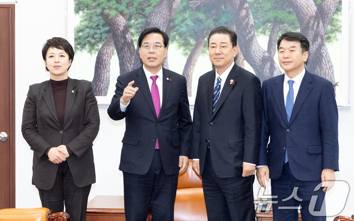 본문 이미지 - 김병기 더불어민주당 원내대표와 송언석 국민의힘 원내대표가 22일 서울 여의도 국회 운영위원장실에서 회동하고 있다. 여야 원내대표는 통일교 특검 의제를 두고 논의할 예정이다. 2025.12.22/뉴스1 ⓒ News1 이승배 기자