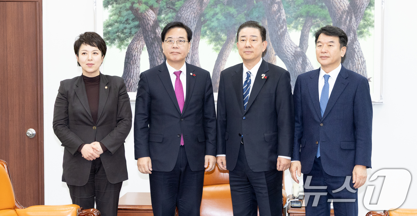 (서울=뉴스1) 이승배 기자 = 김병기 더불어민주당 원내대표와 송언석 국민의힘 원내대표가 22일 서울 여의도 국회 운영위원장실에서 회동하고 있다.여야 원내대표는 통일교 특검 의제를 …