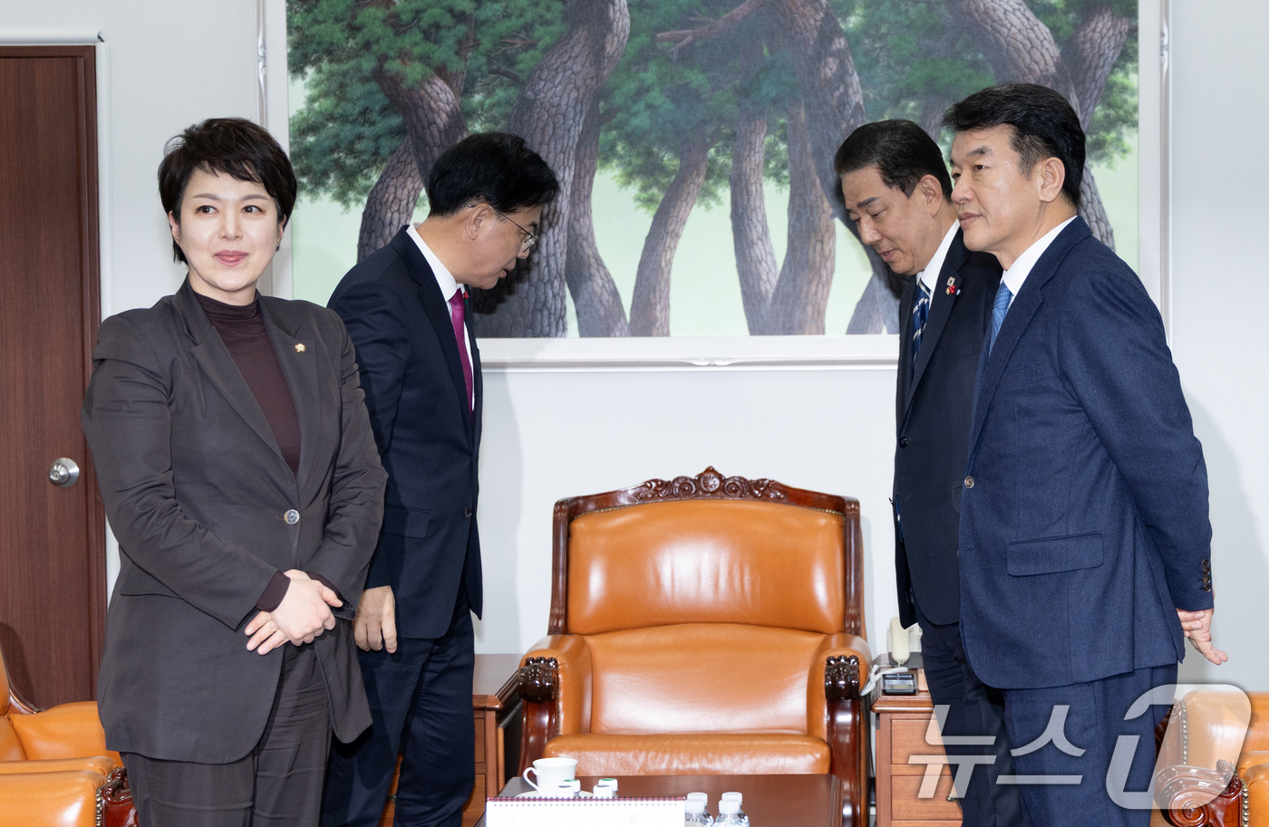 (서울=뉴스1) 이승배 기자 = 김병기 더불어민주당 원내대표와 송언석 국민의힘 원내대표가 22일 서울 여의도 국회 운영위원장실에서 회동하고 있다.여야 원내대표는 통일교 특검 의제를 …