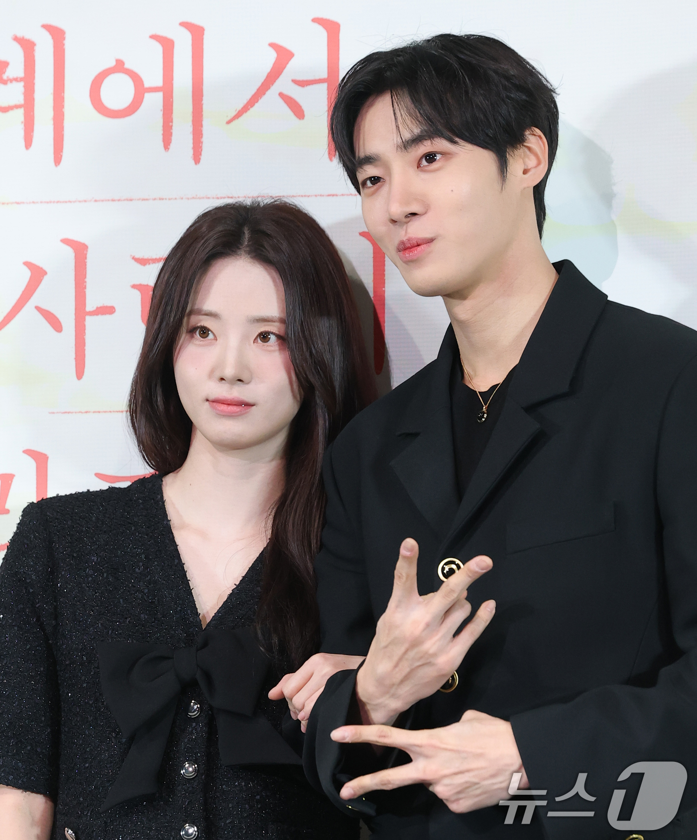 (서울=뉴스1) 권현진 기자 = 배우 신시아(왼쪽)와 추영우가 22일 서울 용산구 용산CGV 아이파크몰점에서 열린 영화 '오늘 밤, 세계에서 이 사랑이 사라진다 해도' 언론시사회에 …