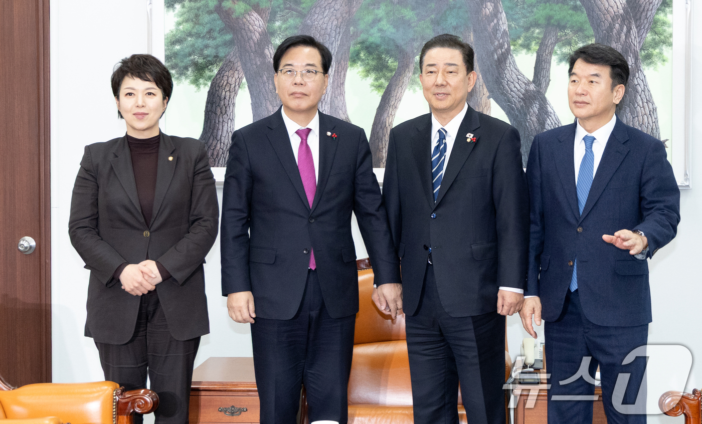 (서울=뉴스1) 이승배 기자 = 김병기 더불어민주당 원내대표와 송언석 국민의힘 원내대표가 22일 서울 여의도 국회 운영위원장실에서 회동하고 있다.여야 원내대표는 통일교 특검 의제를 …