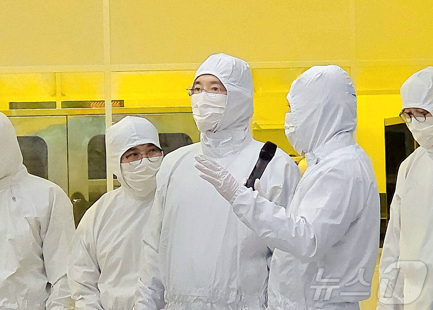 본문 이미지 - 이재용 삼성전자 회장이 22일 경기도 기흥캠퍼스 반도체(DS부문) 차세대 연구개발(R&D) 단지인 'NRD-K'를 방문해 차세대 제품 및 기술 경쟁력을 점검하고 있다.(삼성전자 제공, 재판매 및 DB금지)2025.12.22/뉴스1 ⓒ News1 최동현 기자