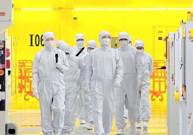 이재용 "본원적 기술 경쟁력 회복"…2년 만에 반도체 현장 방문