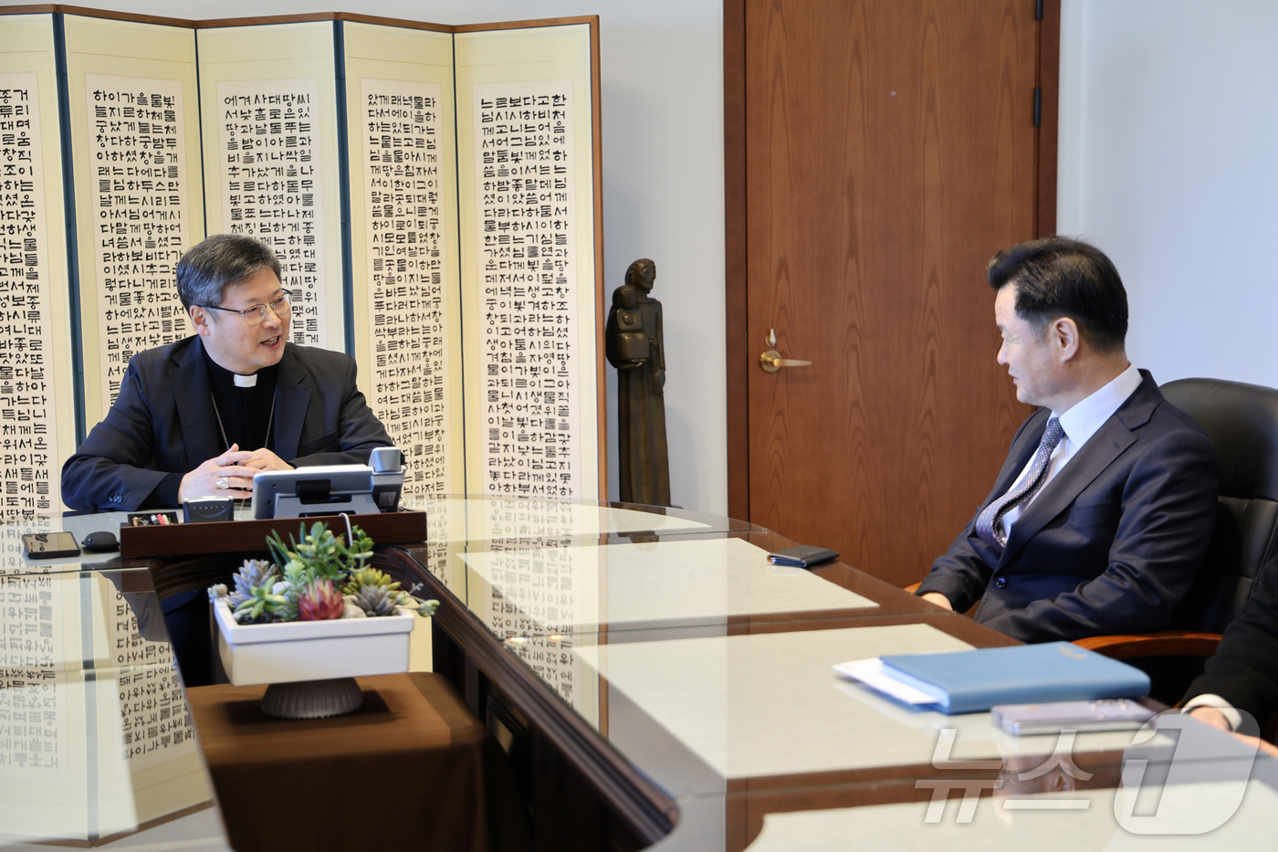 (서울=뉴스1) = 천주교 서울대교구장 정순택 대주교가 22일 오후 서울대교구청 교구장 접견실에서 박정보 서울경찰청장과 환담을 나누고 있다. (천주교 서울대교구 제공. 재판매 및 …
