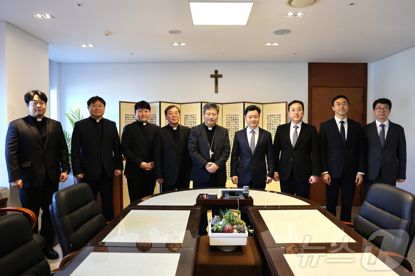 (서울=뉴스1) = 천주교 서울대교구장 정순택 대주교가 22일 오후 서울대교구청 교구장 접견실에서 박정보 서울경찰청장 및 관계자들과 기념 촬영을 하고 있다. (천주교 서울대교구 제 …